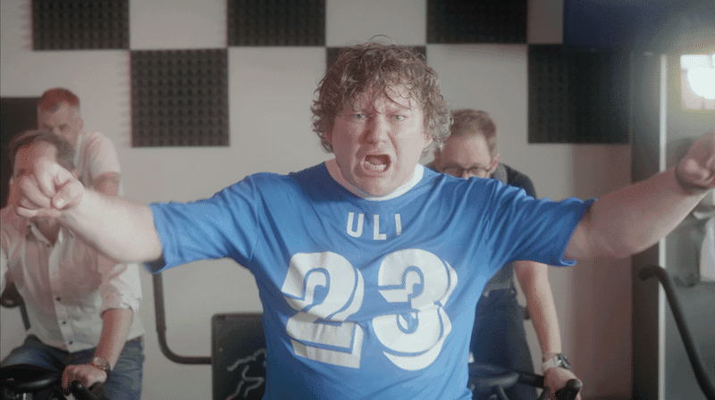 B-Side Band v novém klipu nezapomíná navzdory spěchu „tvrdit partu“