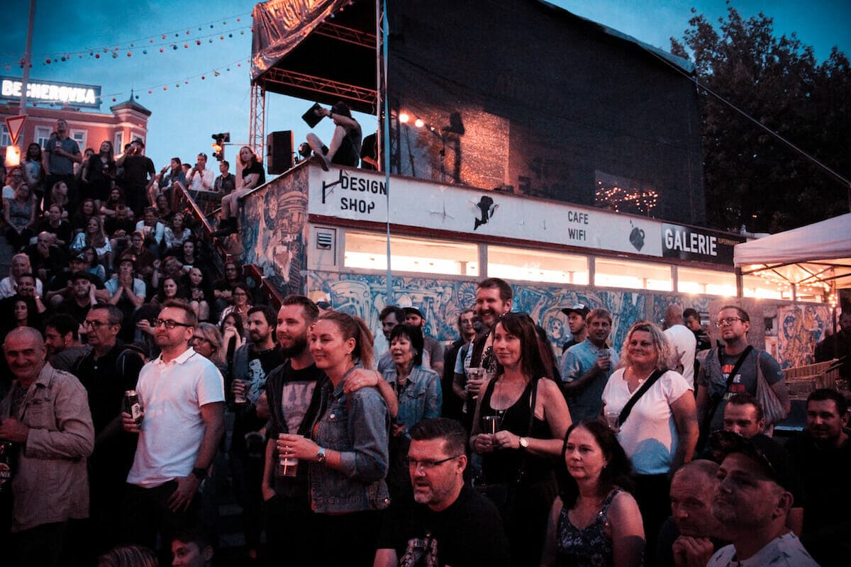 Když cestou na festival narazíte na festival…na střeše