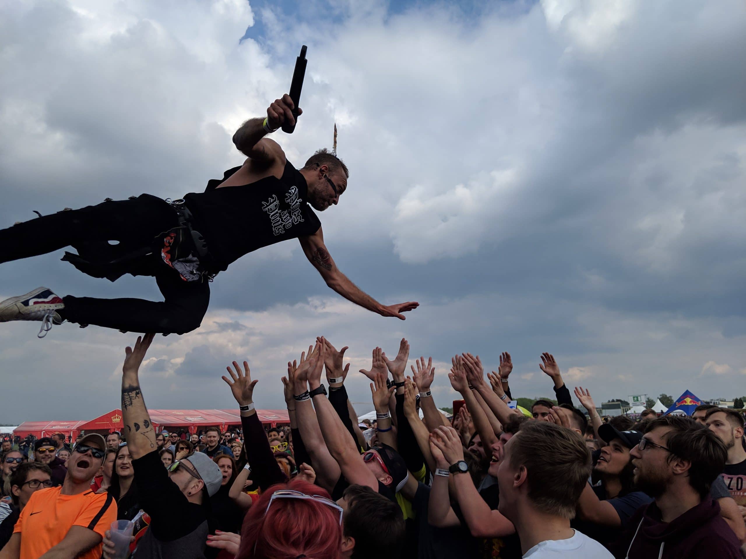 Projekt Intermesos Vojty Kaliny shání práci muzikantům a dělníkům kultury na dlažbě