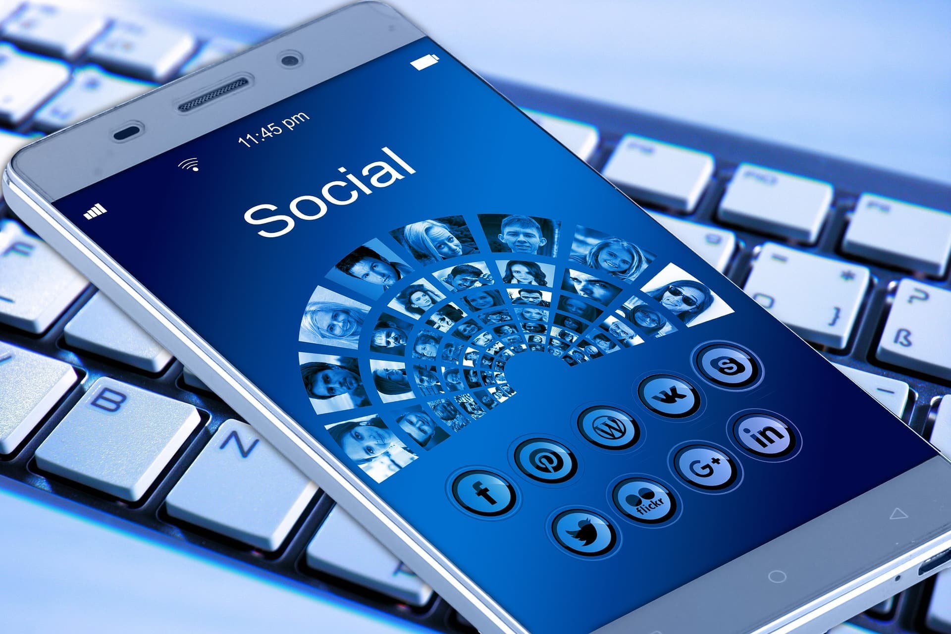 Jak propagovat hudbu na internetu? Pomůžou sociální sítě, tisková zpráva a vlastní web