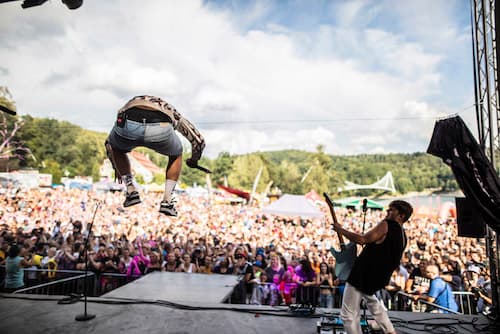 Oblíbený Přehrady FEST odtajnil své interprety. V roce 2023 rozezní Vranov, Seč a Veselí nad Lužnicí WOHNOUT, MIG 21 nebo Pokáč!
